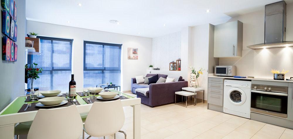 Feelathome Mozart Apartments บาร์เซโลนา ภายนอก รูปภาพ