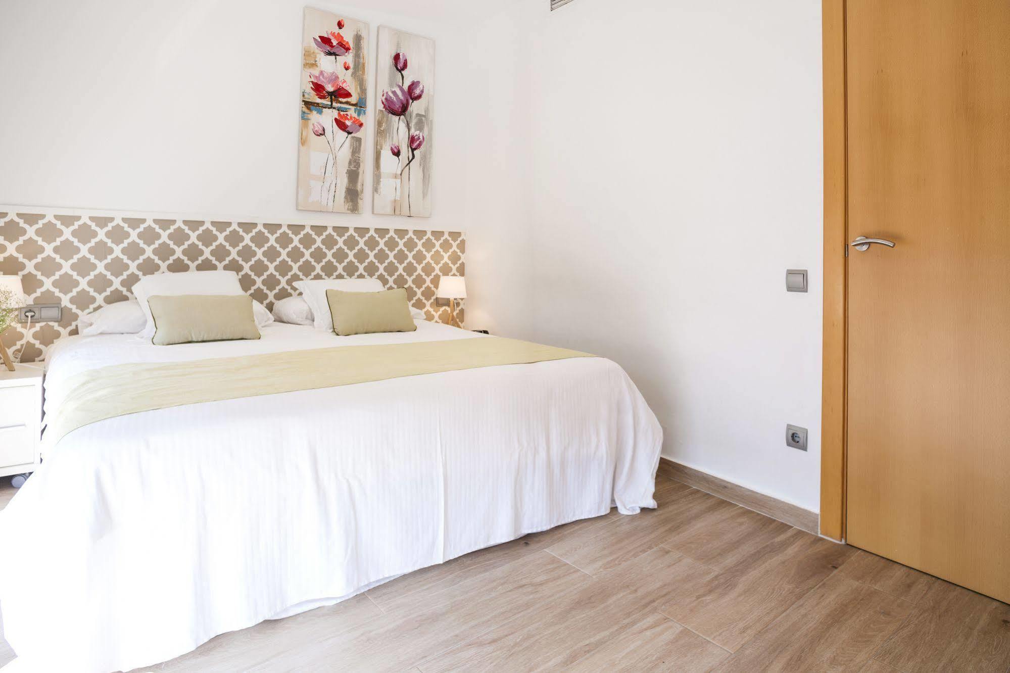 Feelathome Mozart Apartments บาร์เซโลนา ภายนอก รูปภาพ